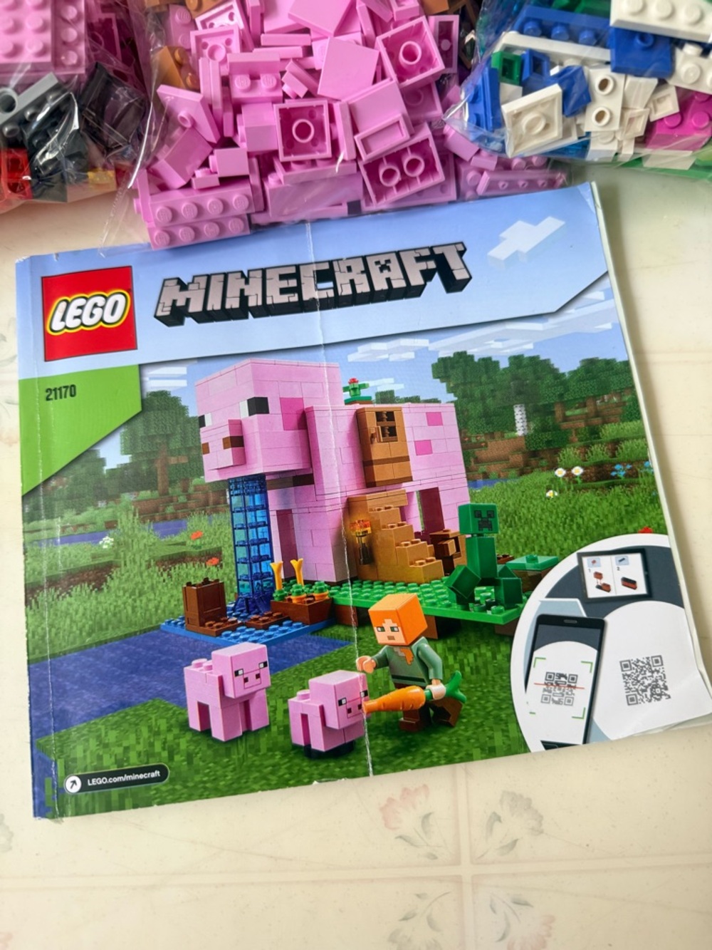 99% complete LEGO Minecraft: The Pig House (21170) - retired - Picture 3 of 7